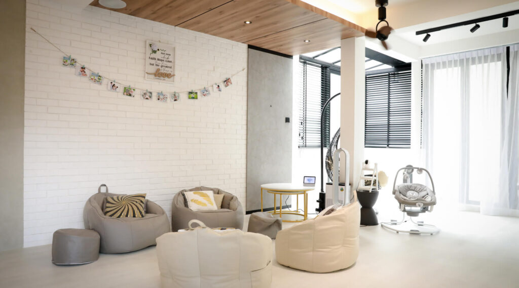 Moveable bean bags and modular seating in a flexible, space-saving living room design
