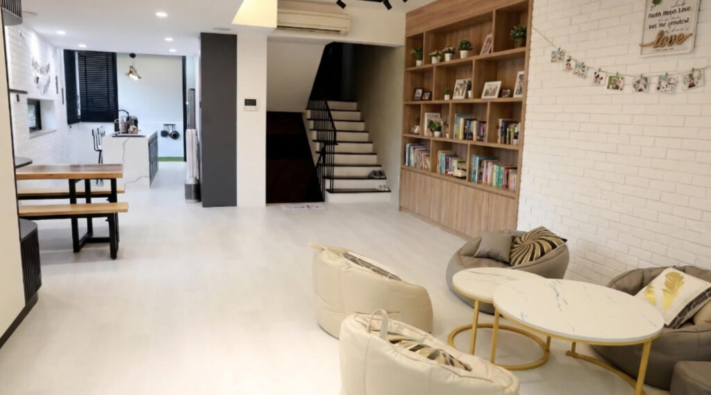Low-level seating arrangement in a kid-friendly, open-plan living room in Singapore